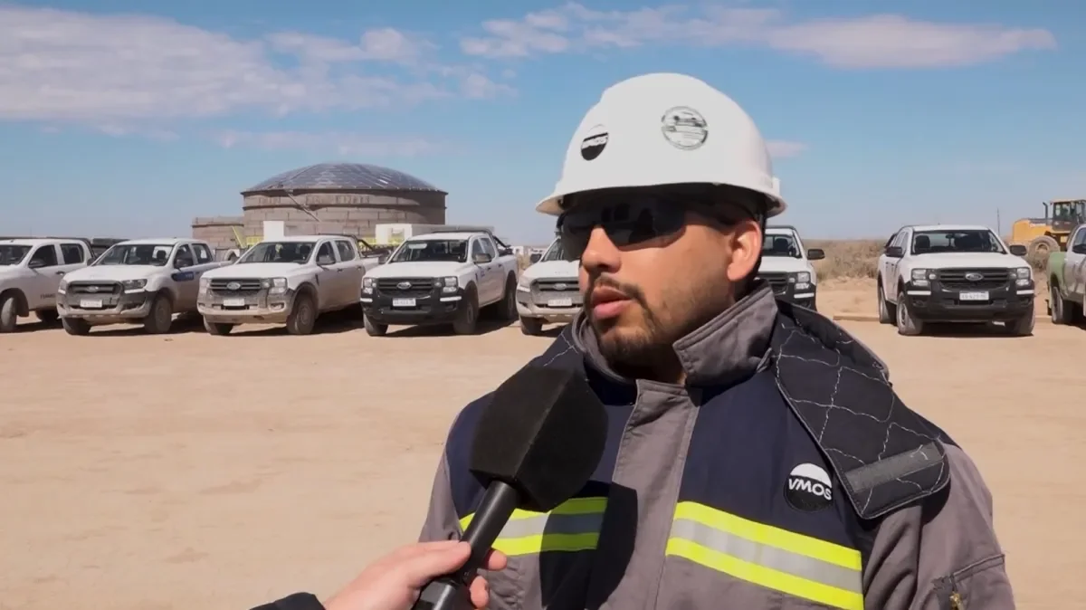 El equipo de VMOS se prepara para llenar su primer tanque de petróleo en la región.