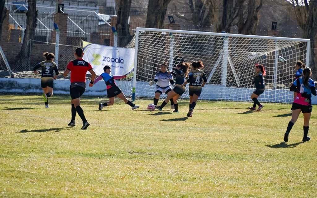 El fútbol femenino en Zapala se prepara para su emocionante definición