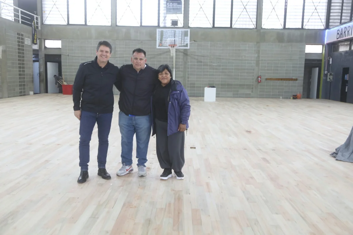 El gimnasio Gigante del Este se moderniza con cancha de básquet internacional en Neuquén