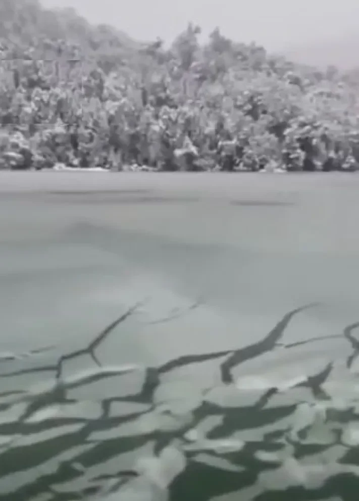 El lago Frías sorprende con su espectacular congelación en imágenes virales