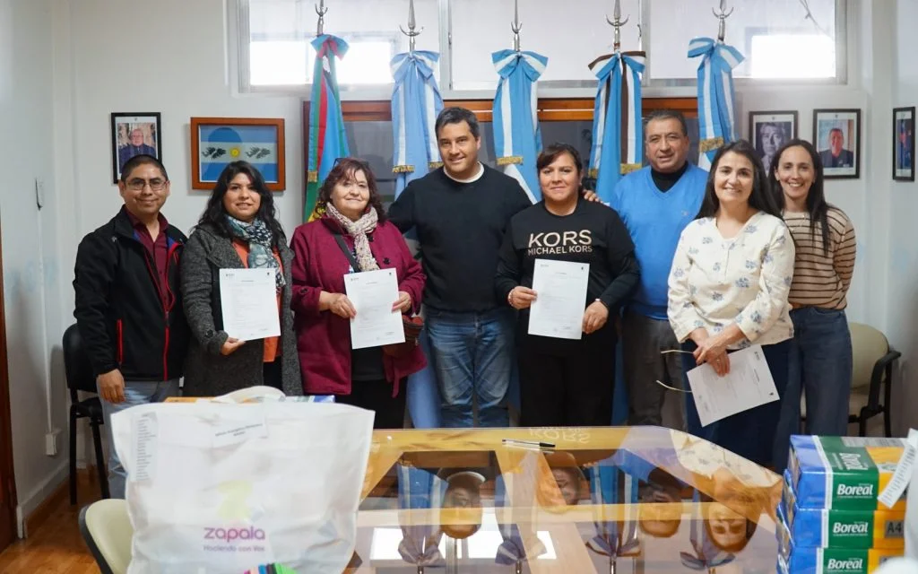 El Municipio distribuye kits escolares para apoyar a estudiantes en la comunidad