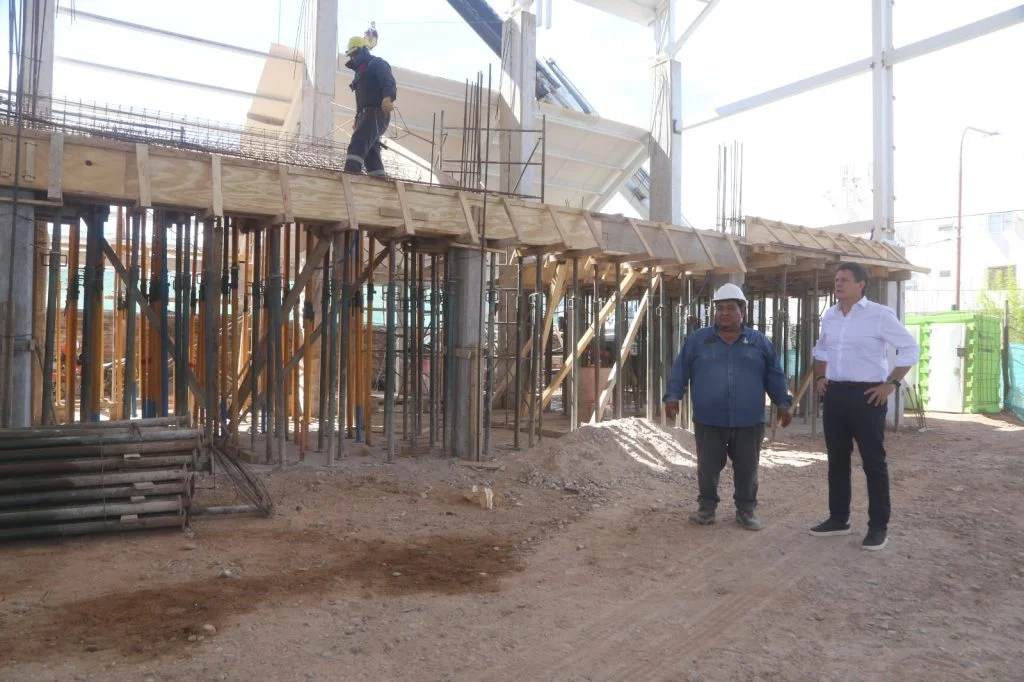 El nuevo polideportivo de Neuquén avanza con el techado y la instalación de tribunas