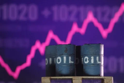 El petróleo supera los 105 dólares en un viernes de alta volatilidad