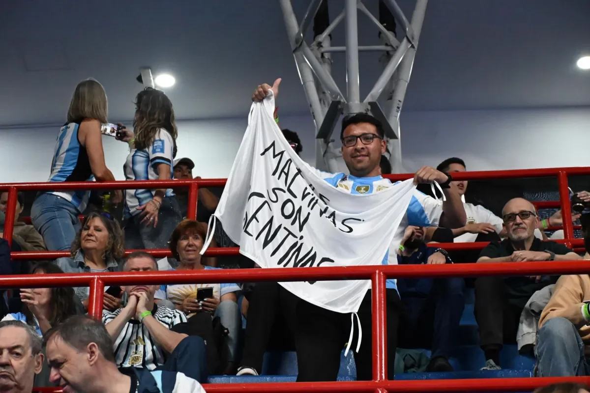 El Ruca Che recibe a los hinchas en el inicio de Argentina-Turquía por la Copa Davis