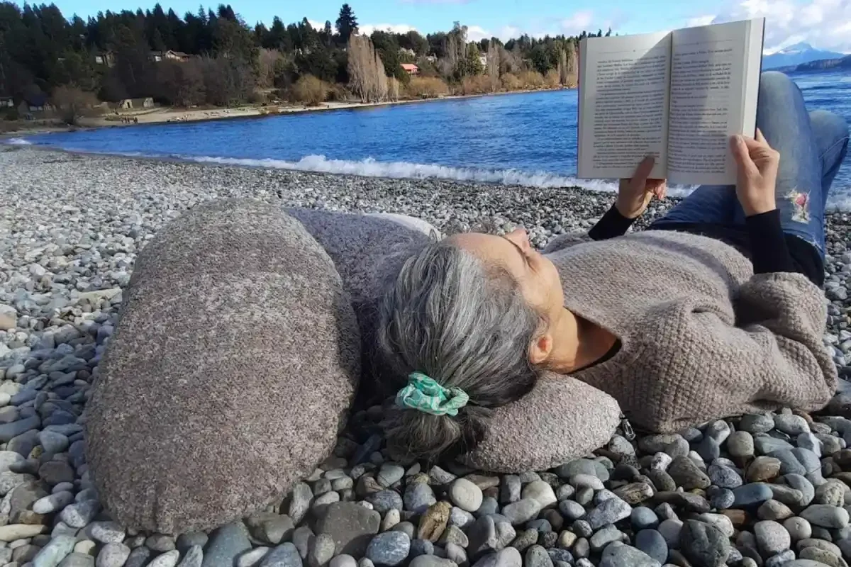 El talento de NŮS brilla en Bariloche con su arte textil y paisajes inspiradores