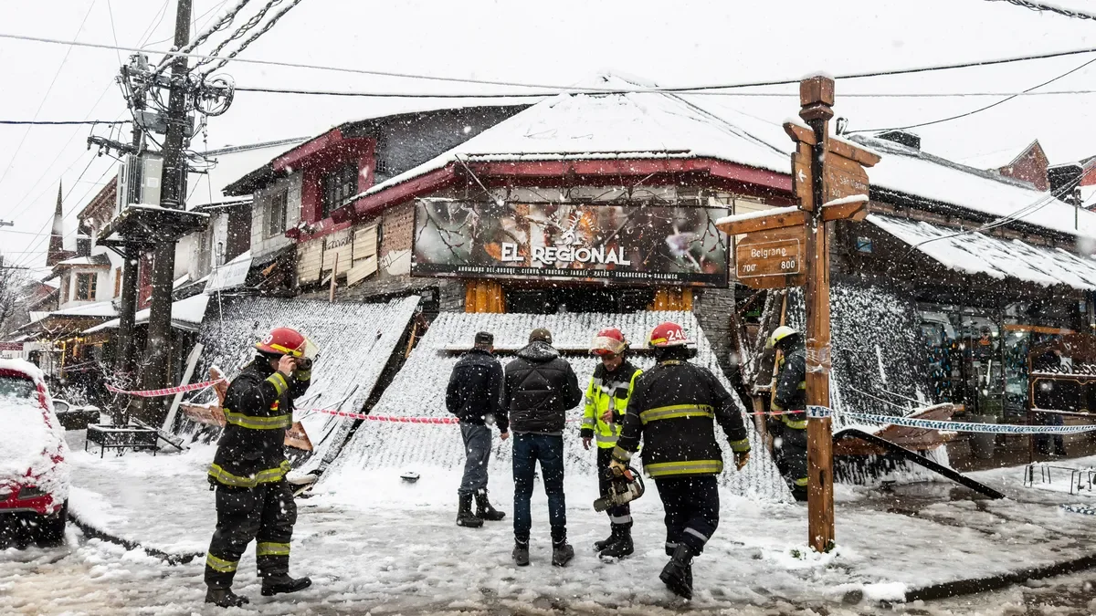 El temporal causa el colapso del techo en un comercio emblemático de San Martín de los Andes