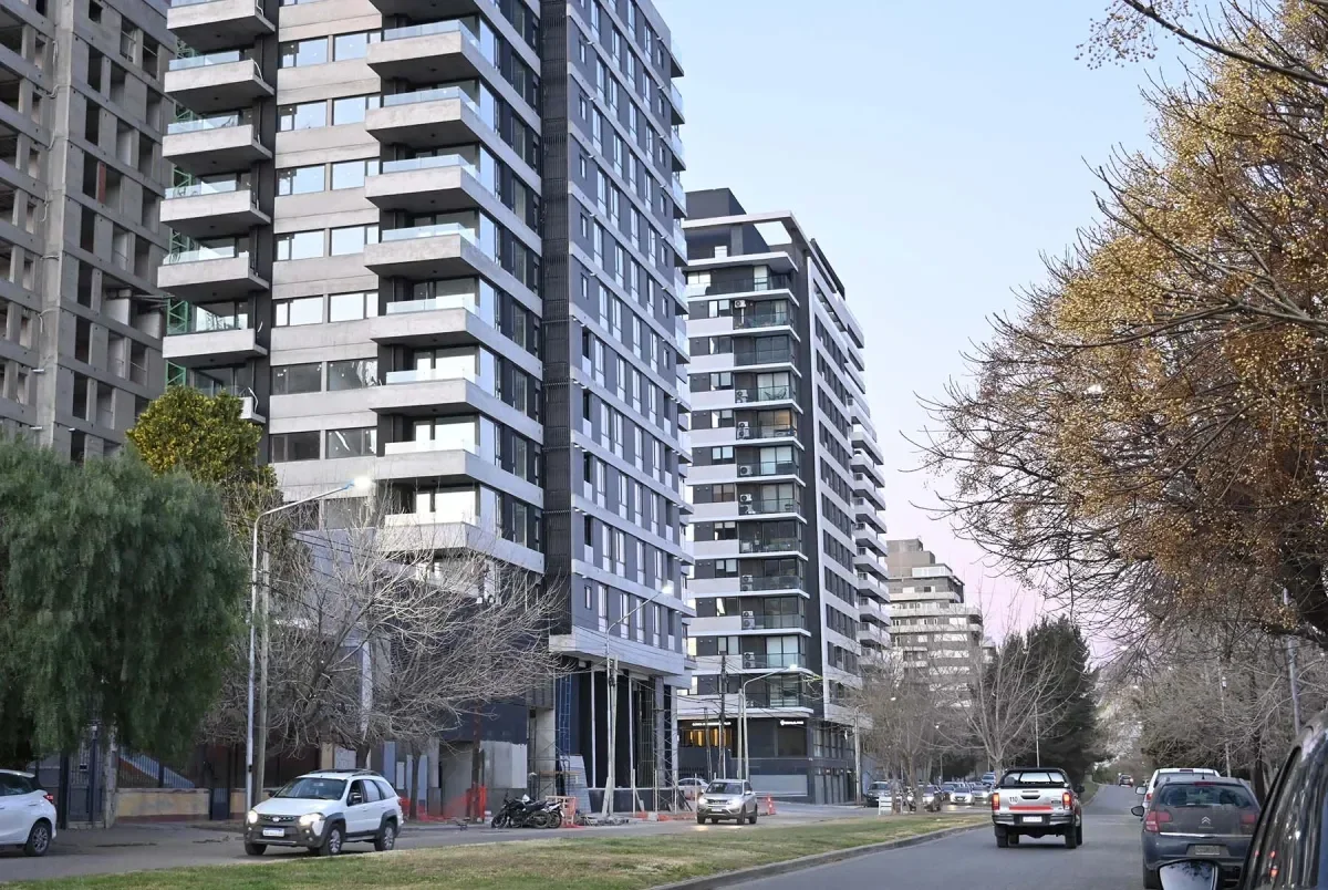 Eliminación de comisiones inmobiliarias genera debate entre inquilinos en Neuquén