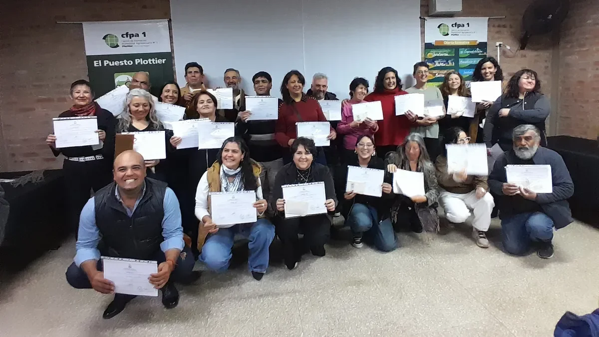 Estudiantes de "El Puesto" celebran la entrega de certificados en Plottier