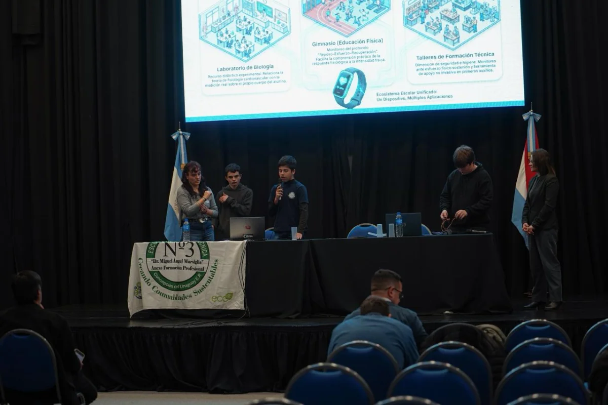Estudiantes de la Escuela Técnica Marsiglia destacan con su innovador brazalete inteligente en congreso internacional