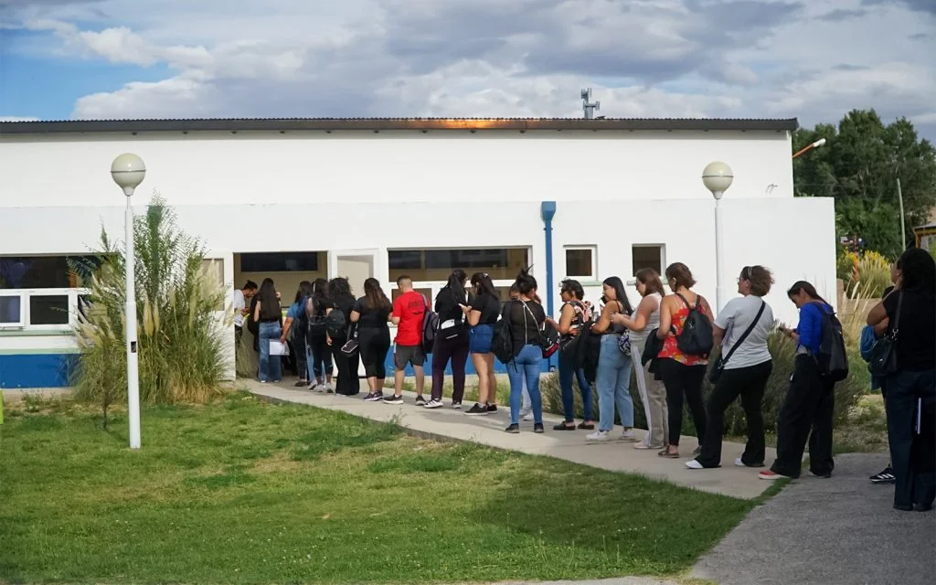 Estudiantes de Neuquén listos para rendir examen de ingreso a la Licenciatura en Educación