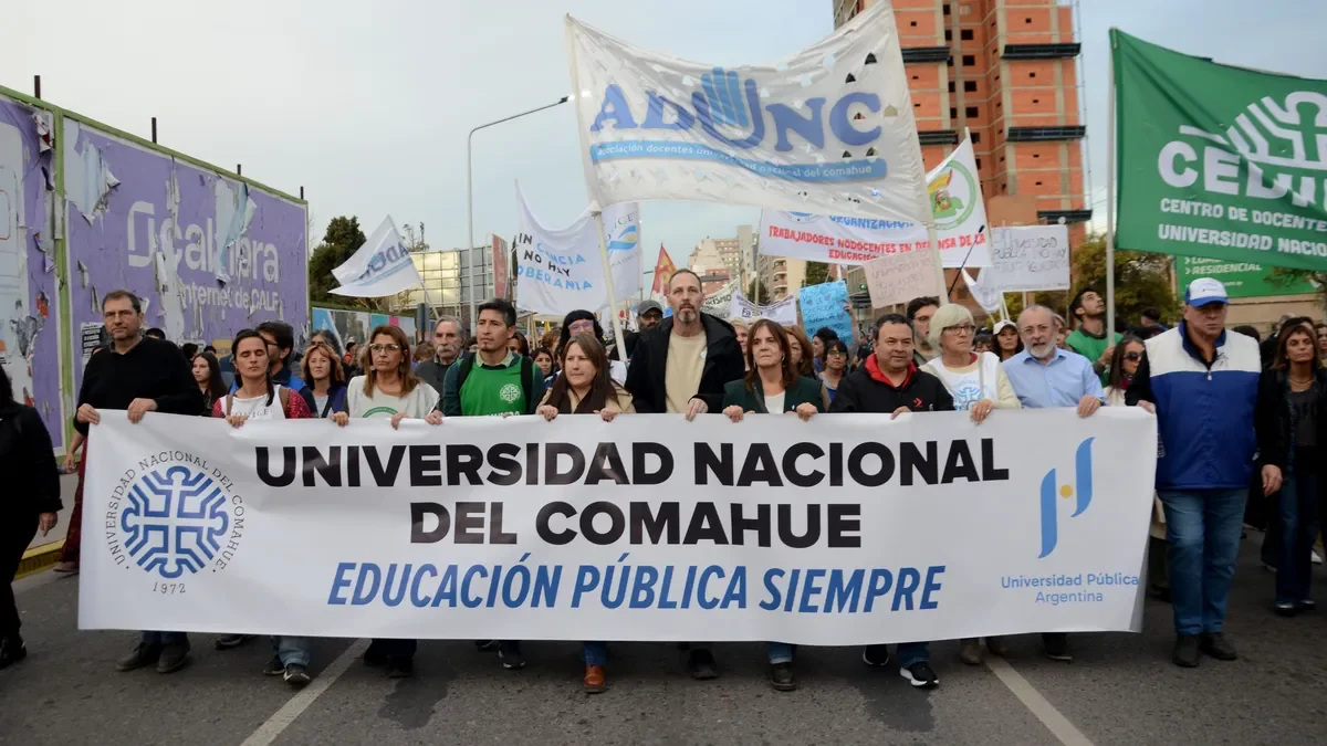 Estudiantes de Neuquén se movilizan en una marcha federal universitaria histórica