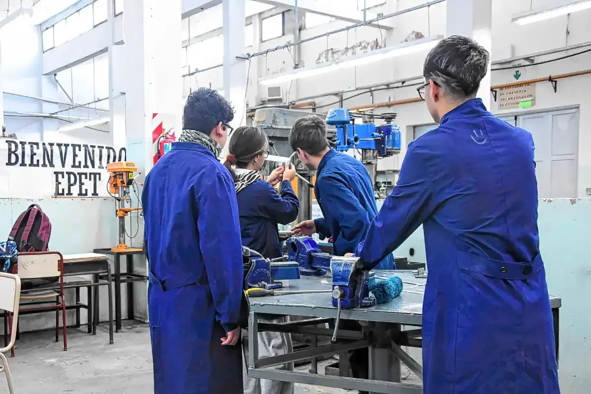 Estudiantes técnicos en Neuquén alcanzan importantes logros para finalizar el secundario