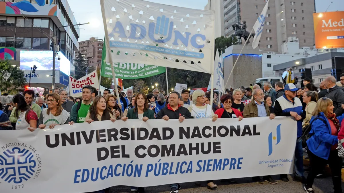 Estudiantes y docentes de Neuquén marchan en defensa de la educación pública