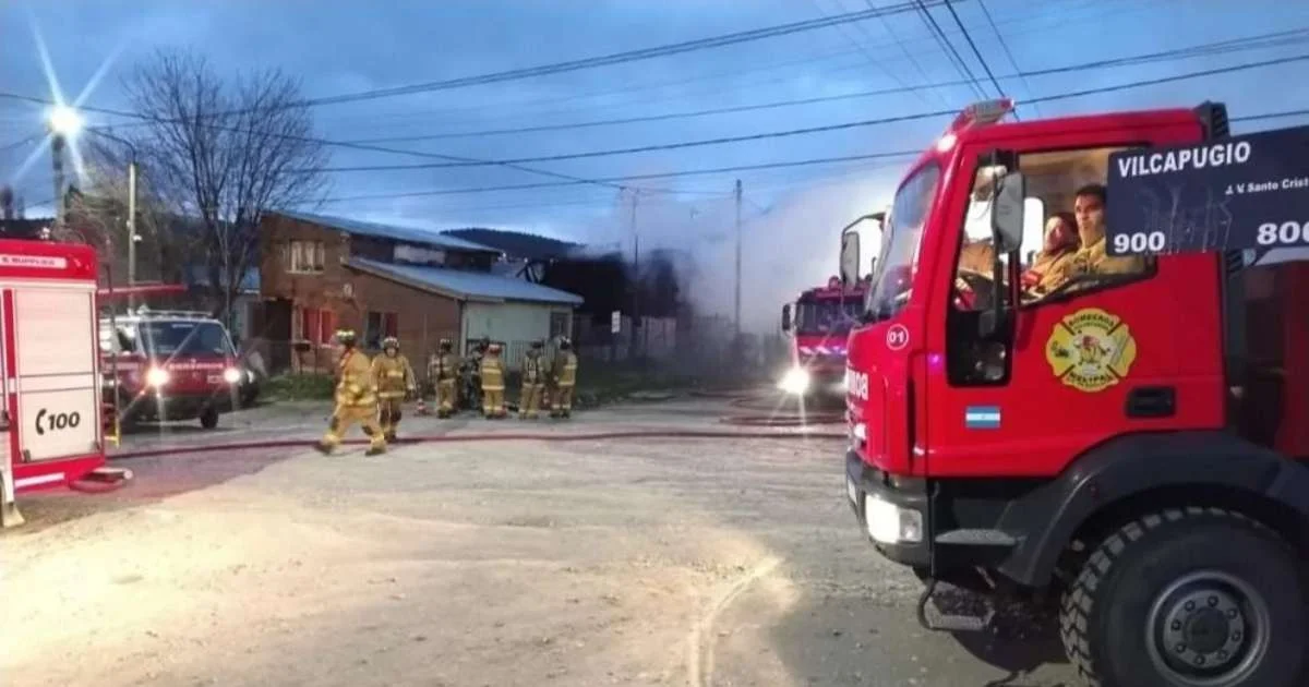Explosión de garrafa arrasa vivienda en Bariloche y deja heridos a dos jóvenes