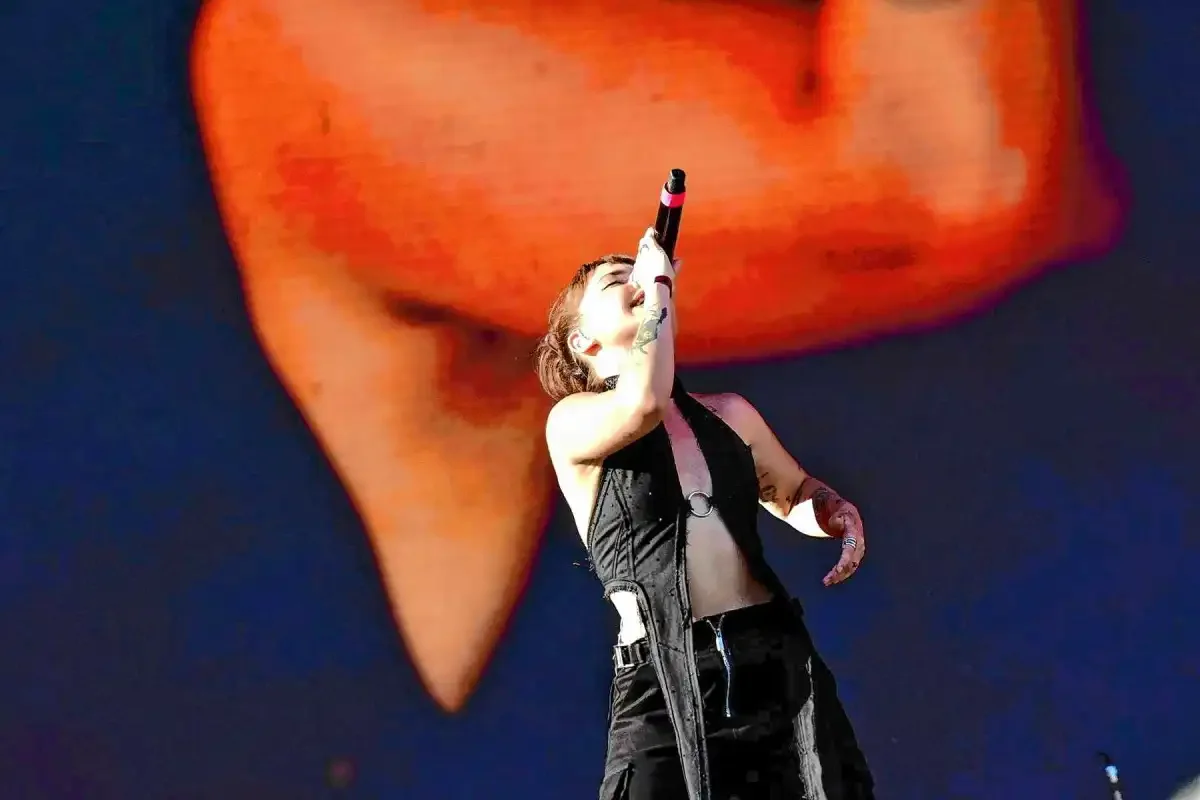 Femi deslumbra en la Fiesta de la Confluencia con su show en Zapala