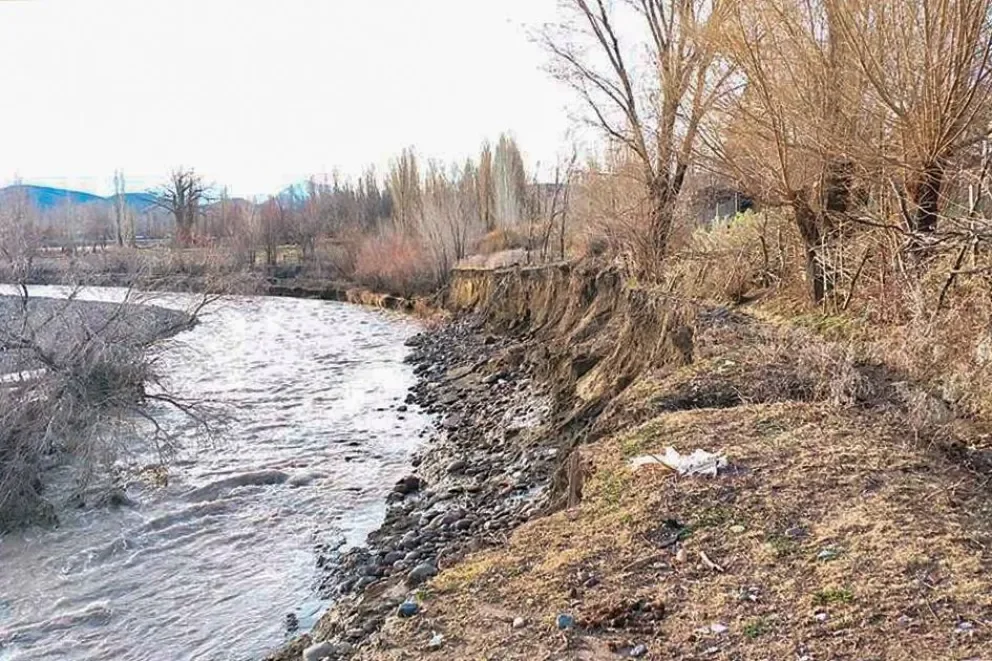 Firmaron el contrato para iniciar la obra de defensa sobre el río Curí Leuvú en Chos Malal