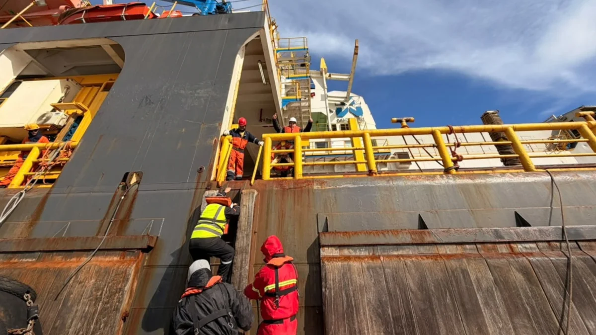 Fiscalización de buque para ducto submarino de VMOS avanza en Río Negro