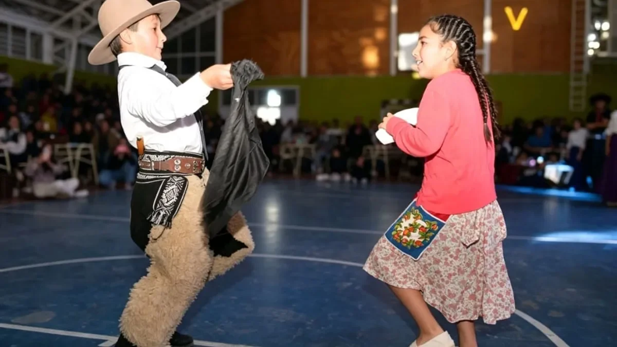Fuego y cueca: un homenaje a la cultura neuquina en el corazón de Mariano Moreno