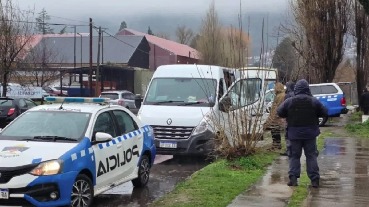 Hallan a un hombre sin vida en una camioneta tras un aviso de vecinos