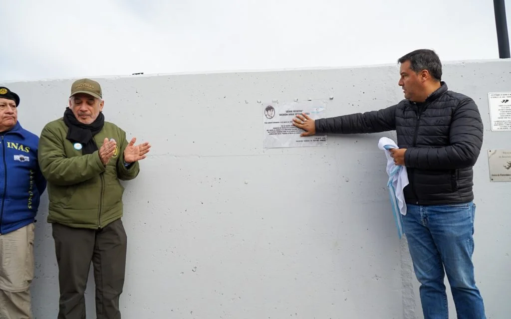 Homenaje al Soldado Águila: Placa inaugurada en reconocimiento a su valentía