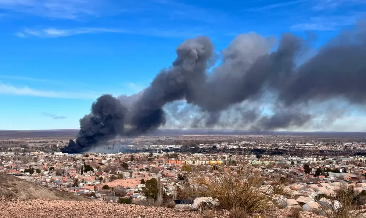 Imágenes reveladoras del incendio en un depósito que afecta a Neuquén y Plottier