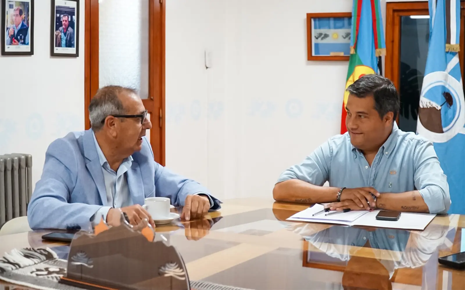 Pollos caseros y miel de Paso Aguerre seguirán vendiéndose en Zapala tras nuevo convenio