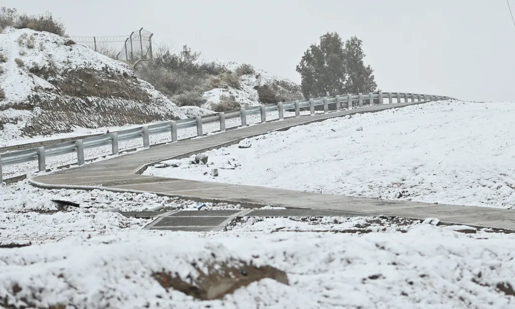 Continúa el alerta por nieve en Neuquén, afectando también a Río Negro