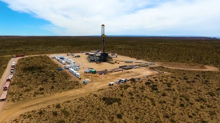 Récord histórico de producción petrolera en Argentina impulsado por Vaca Muerta