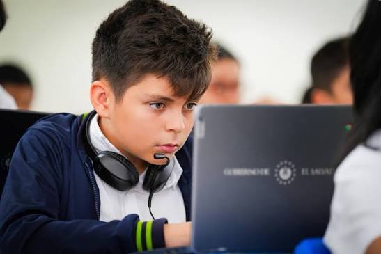 Estudiantes salvadoreños logran avances significativos en ciencias según PISA