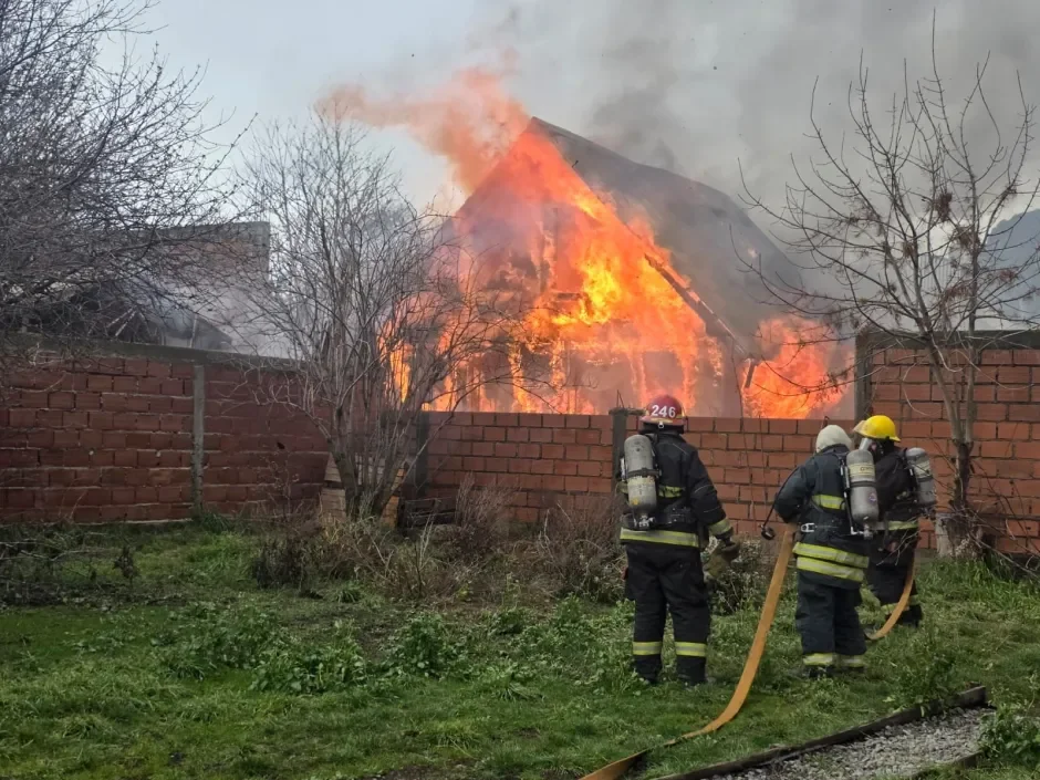 Incendio arrasa vivienda en Vega Maipú: Bomberos realizan arduo trabajo de contención