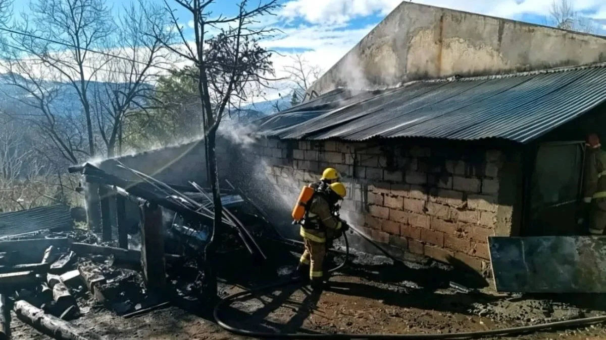 Incendio consume garaje y depósito en Huinganco: vecinos alarmados por el siniestro
