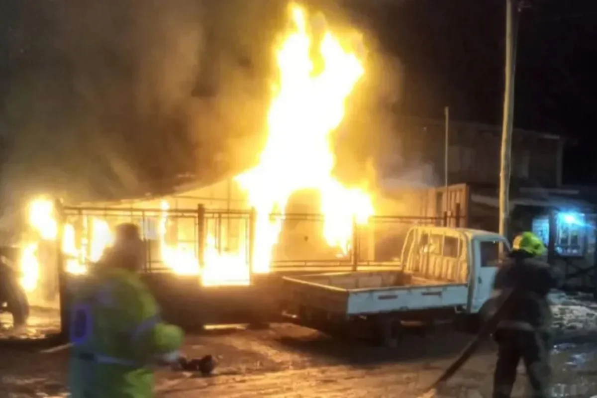 Incendio devasta dos viviendas en Bariloche y deja a familias sin hogar