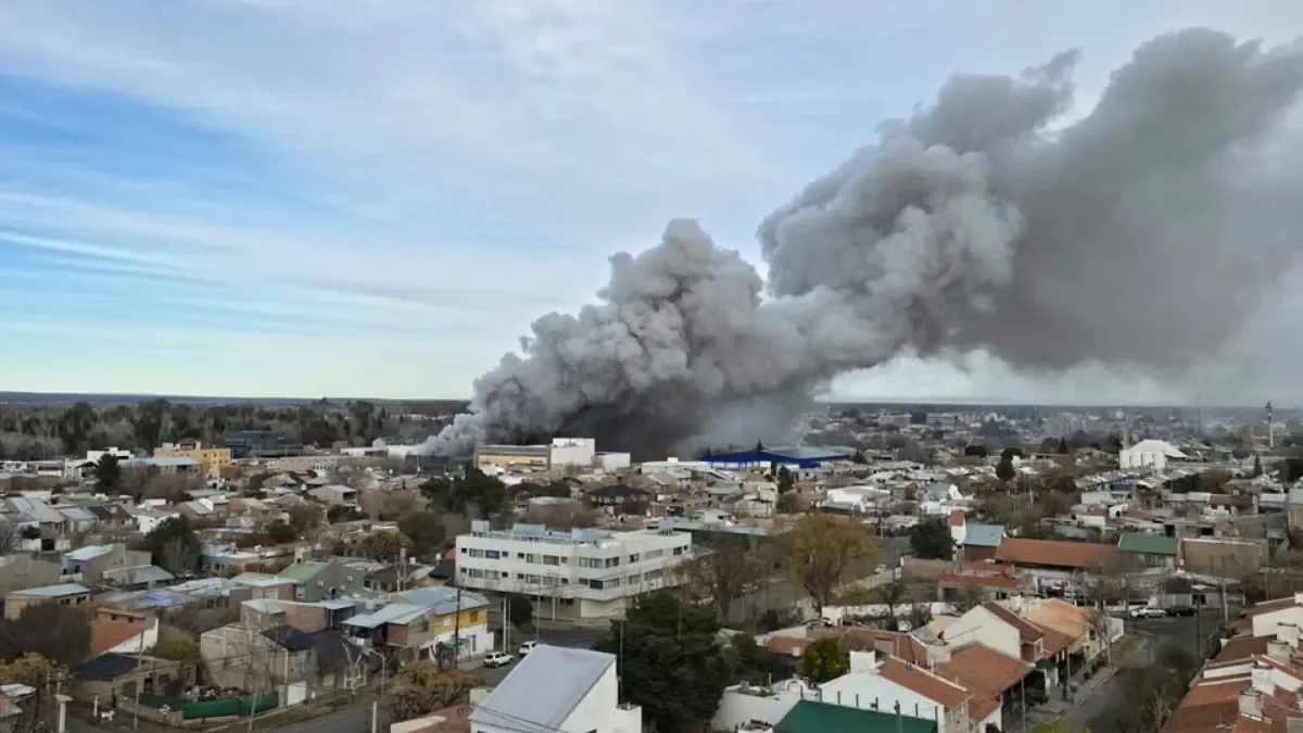 Incendio devastador consume empresa de materiales en el oeste de Neuquén