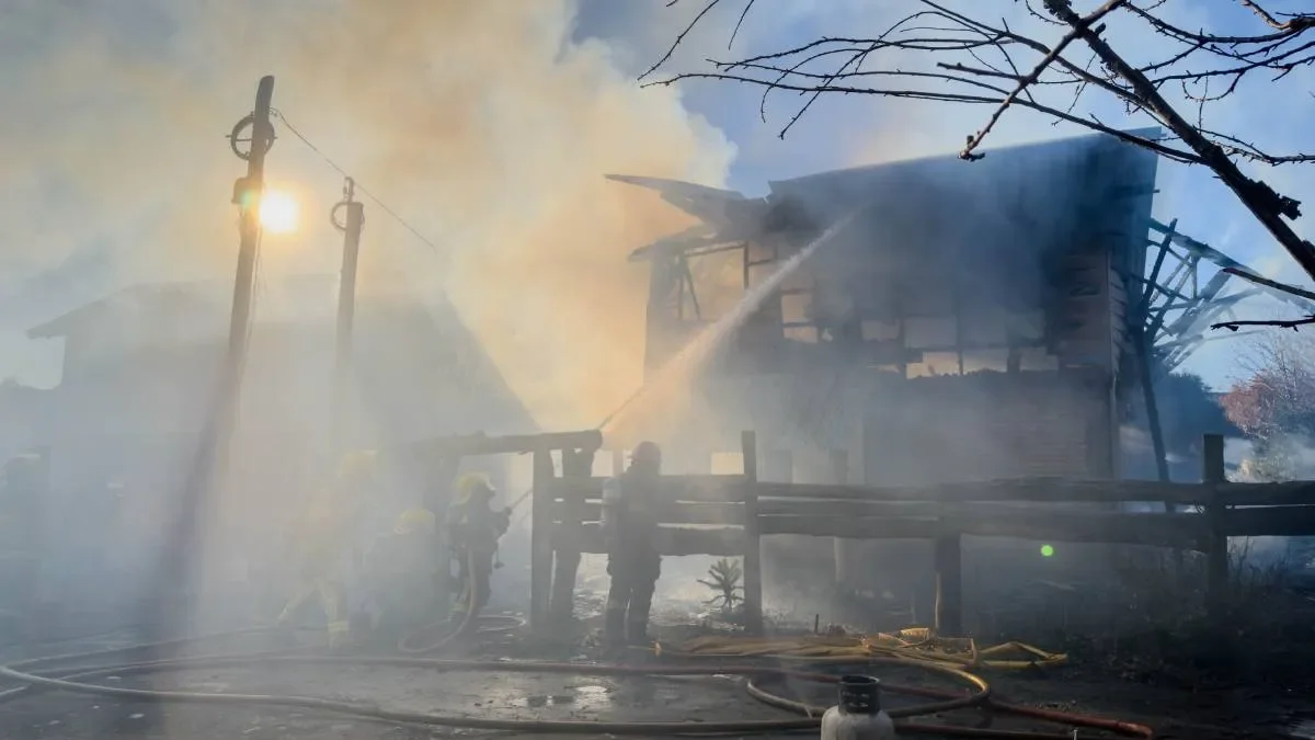 Incendio devastador consume una vivienda y deja a dos heridos en la localidad