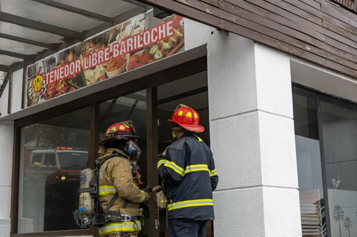 Incendio en Bariloche provoca evacuaciones y rápida intervención de bomberos