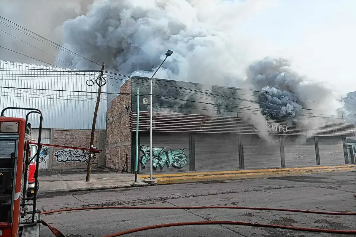 Incendio en depósito de Neuquén: bomberos trabajan intensamente para controlar la situación