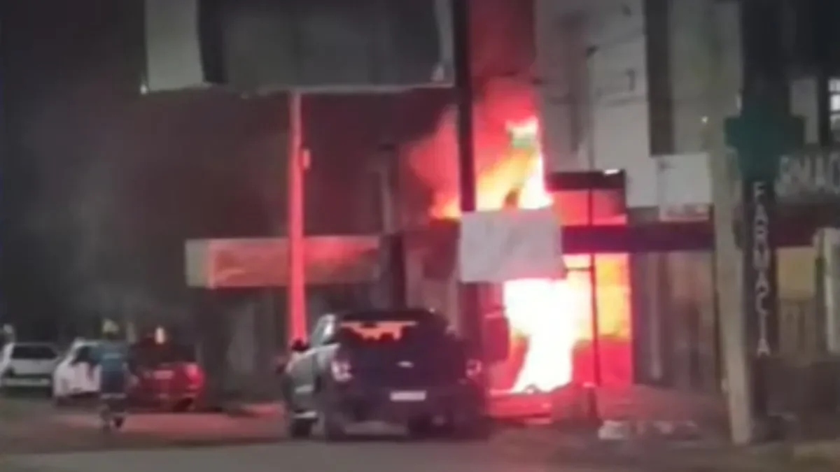 Incendio intencional en Neuquén: diez cestos de basura en llamas y alarma vecinal