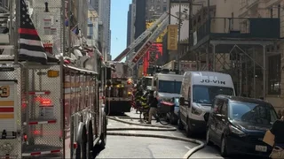 Incendio y explosión en astillero de Nueva York dejan un muerto y más de 30 heridos