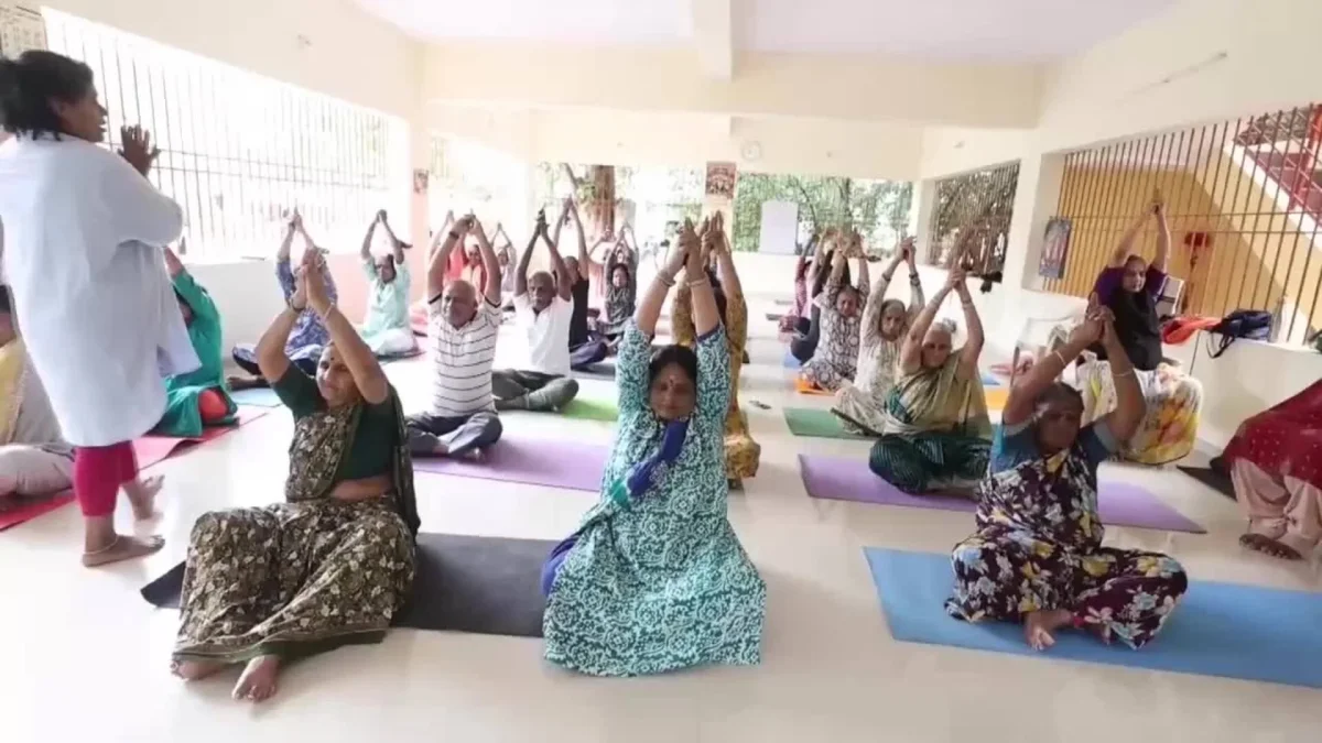 Indios celebran el Día Internacional del Yoga con una sesión especial en la comunidad