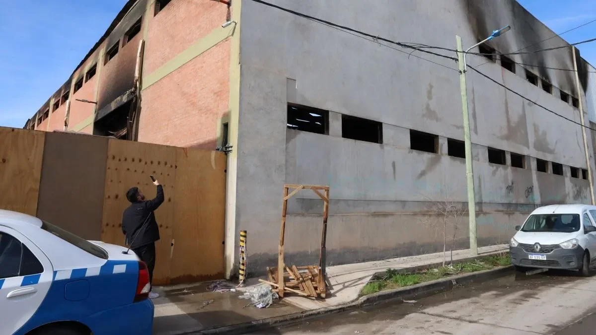 Inspecciones en el depósito de Sakura tras el incendio: riesgo de derrumbe inminente.