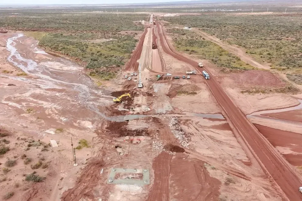 Instalación de puente en Arroyo Carranza garantizará acceso continuo a Vaca Muerta