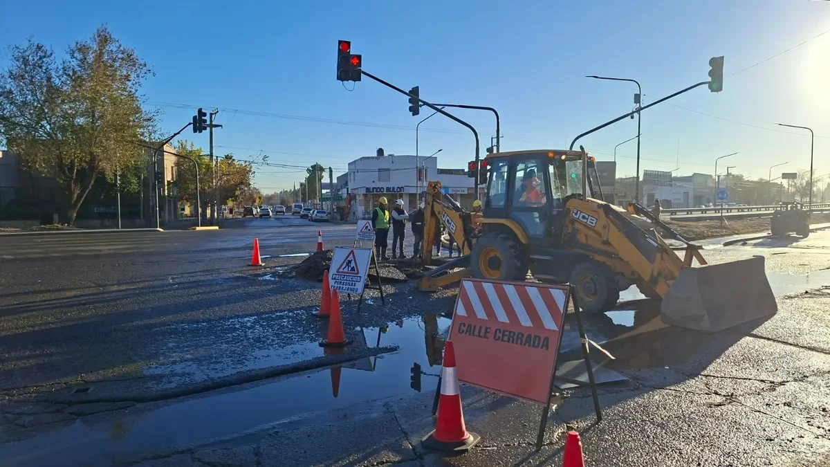 Inundaciones complican el acceso a Cipolletti: problemas por rotura de caño de agua