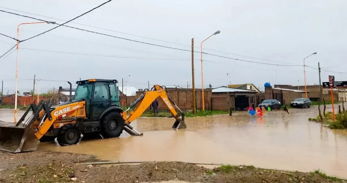 Inundaciones complican el tránsito en la ruta que conecta Zapala y Añelo