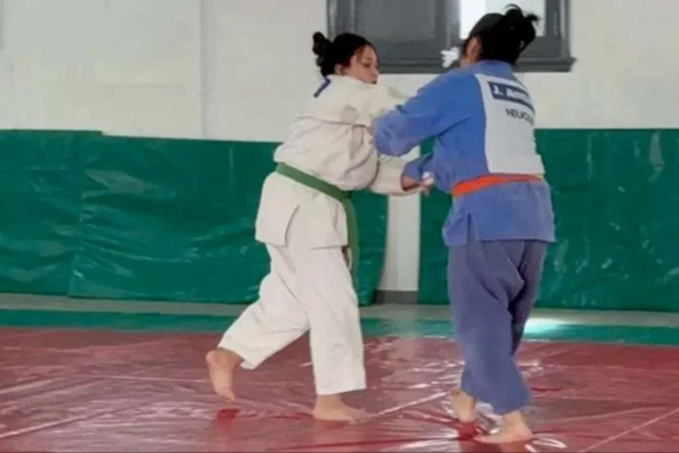 Judocas de Neuquén mejoran sus habilidades en campus gratuito de judo