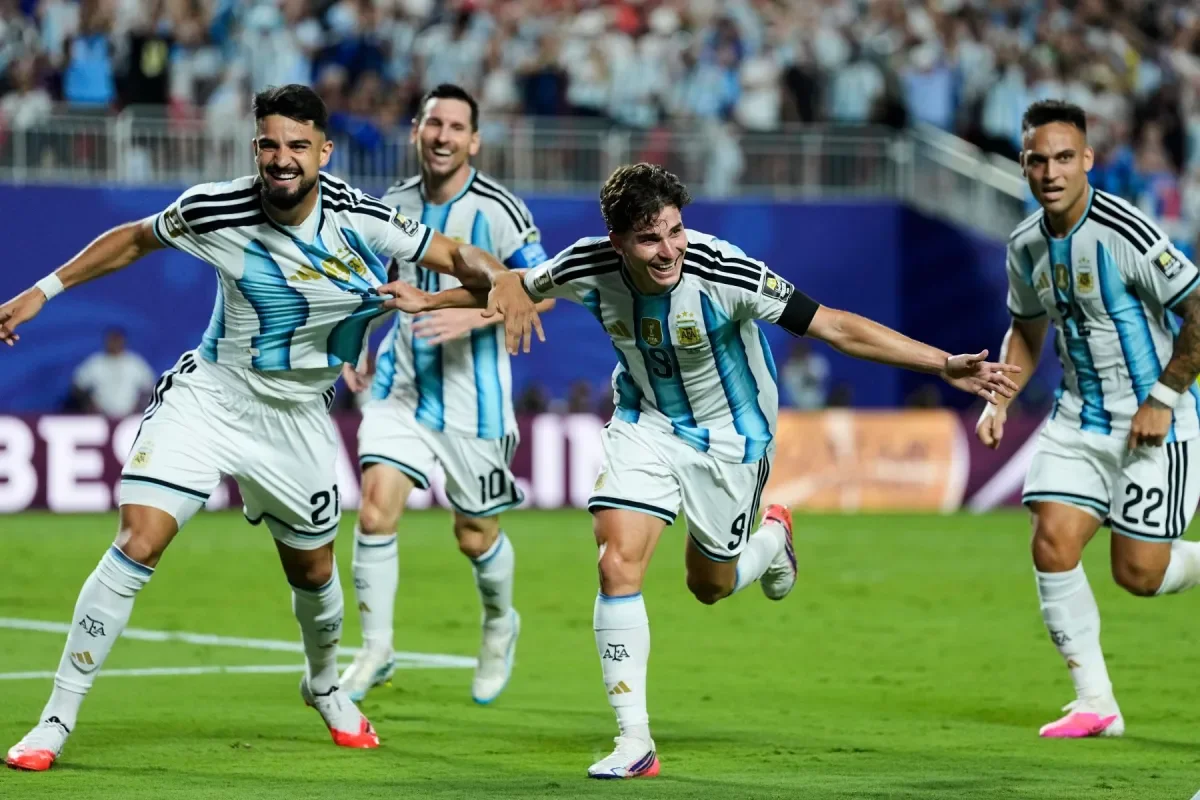 Julián Álvarez brilla con un golazo en el último suspiro del partido