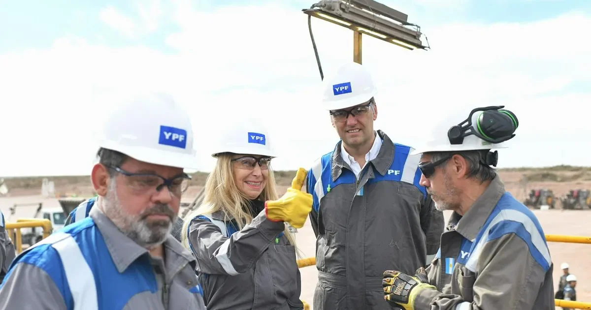 Karina Milei respalda a Manuel Adorni en su visita a Vaca Muerta