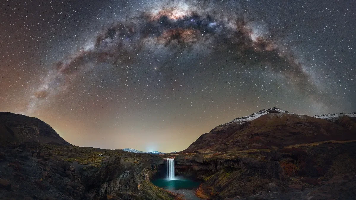 La argentina que capturó la magia del Salto del Agrio en una noche única
