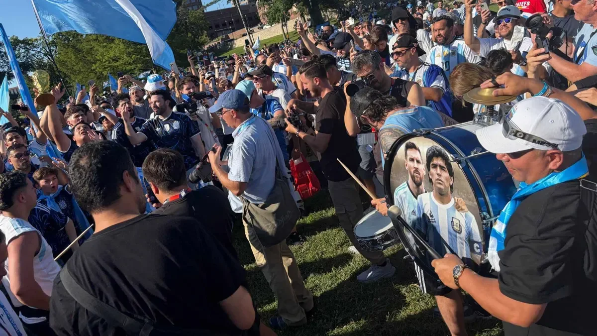 La cábala del banderazo que une a los argentinos antes de los partidos