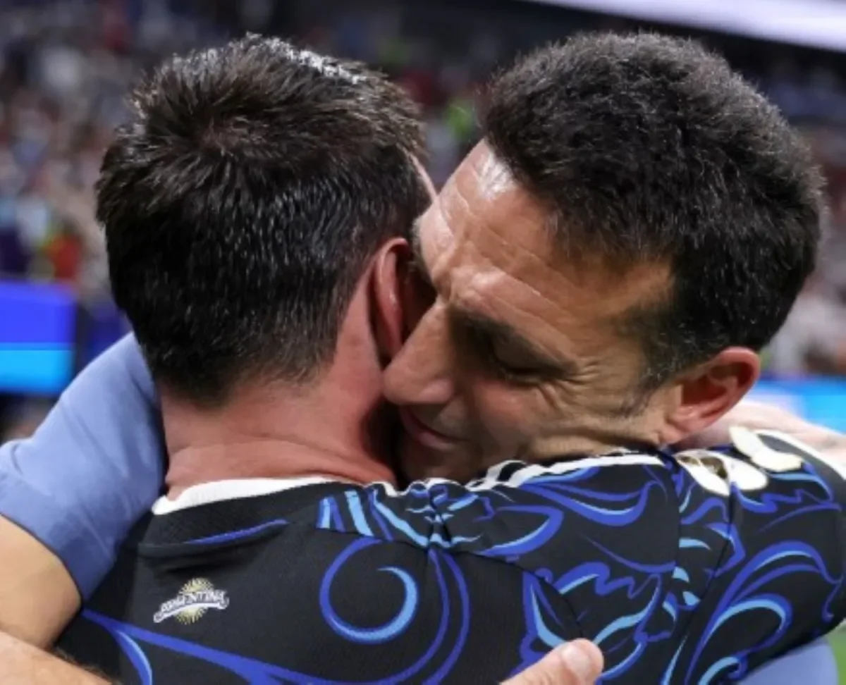 La consagración de Messi y Scaloni: un abrazo que trasciende generaciones.