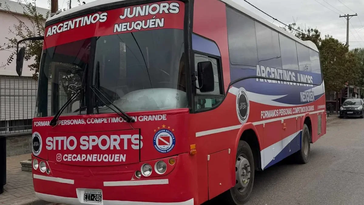 La escuelita de fútbol de Neuquén celebra la compra de su propio colectivo